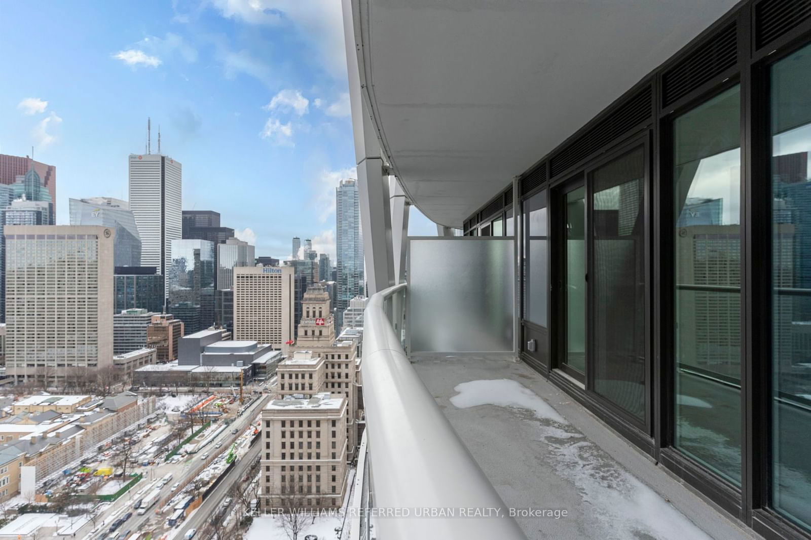 230 Simcoe St, unit 2813 for rent