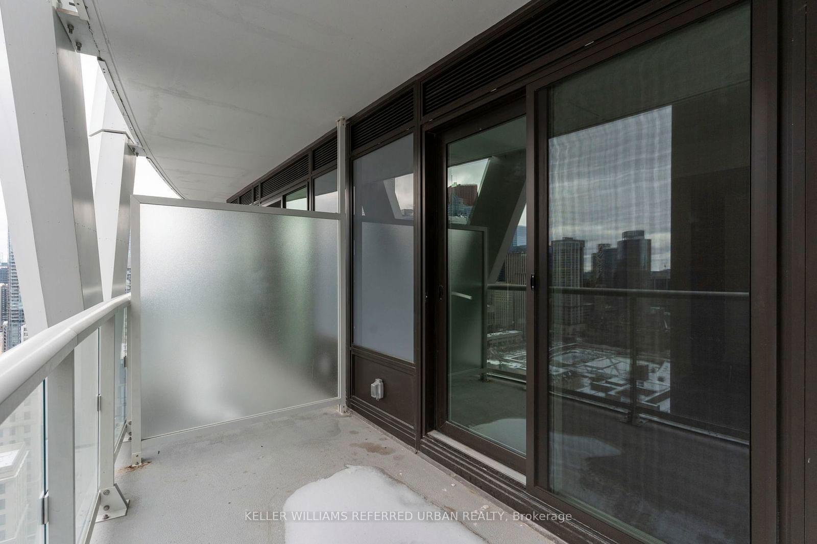 230 Simcoe St, unit 2813 for rent