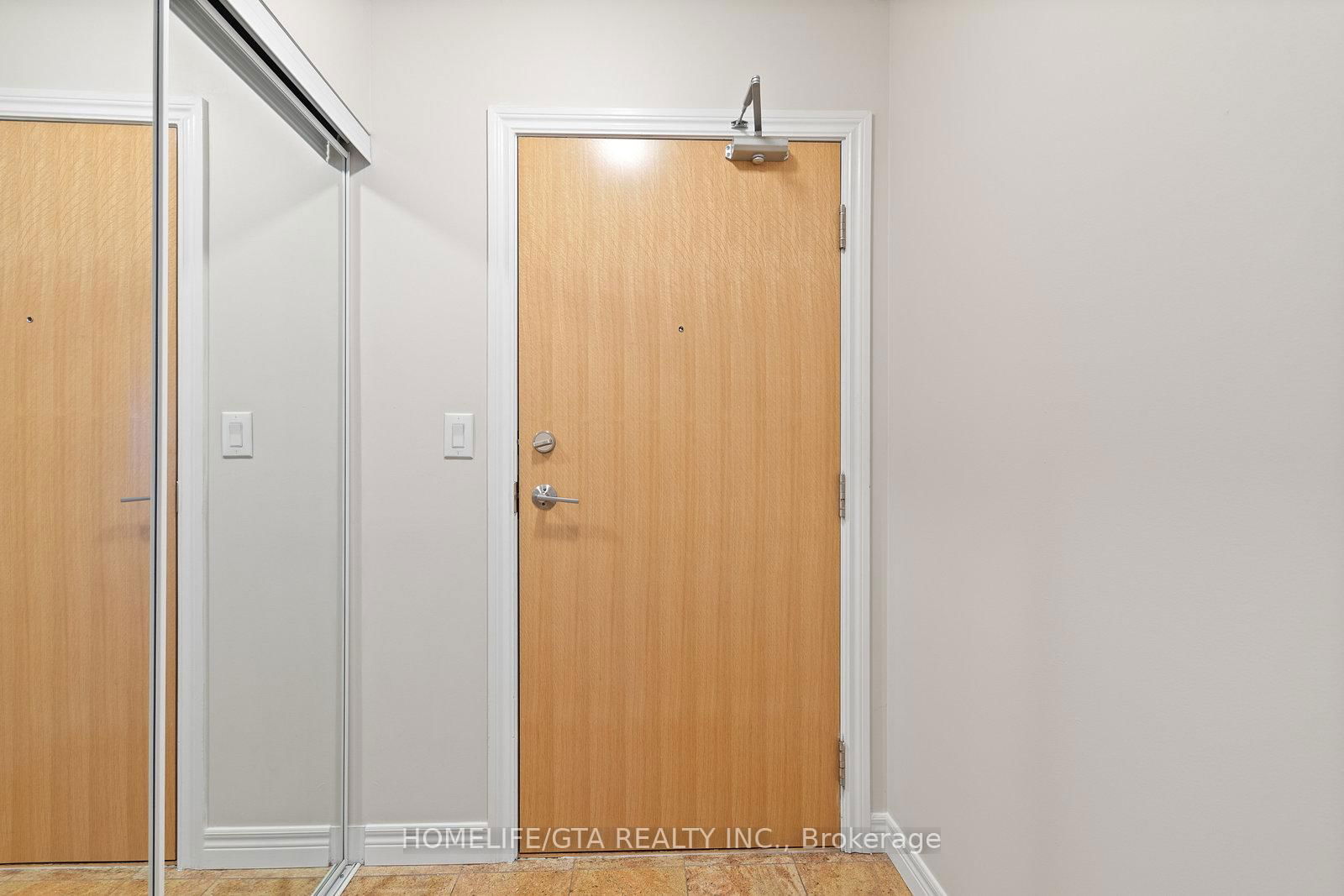 736 Spadina Ave, unit 1801 for rent