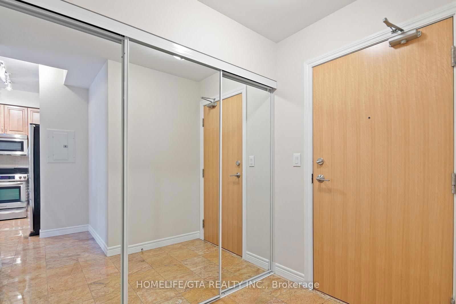 736 Spadina Ave, unit 1801 for rent