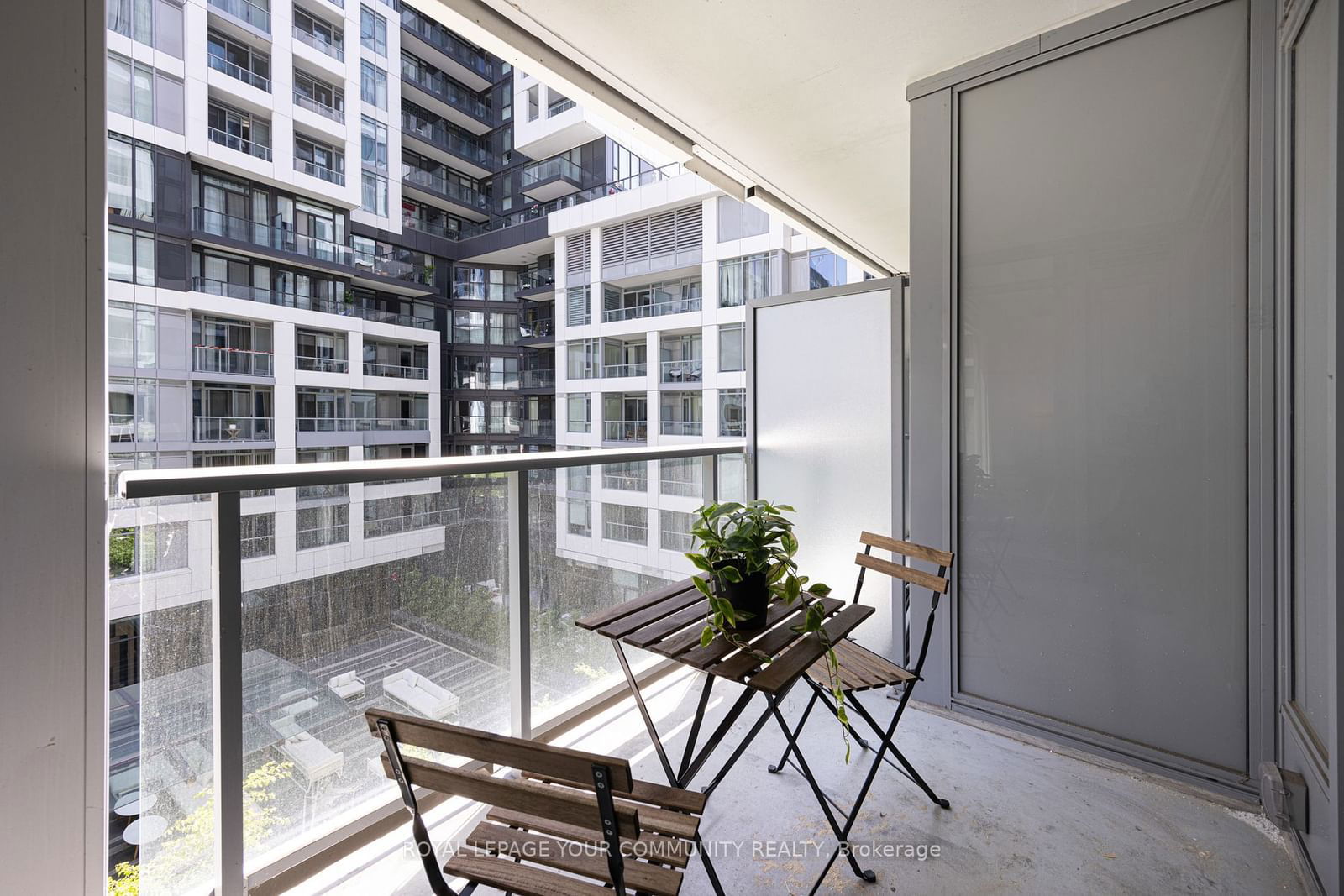 27 Bathurst St, unit 517W for sale