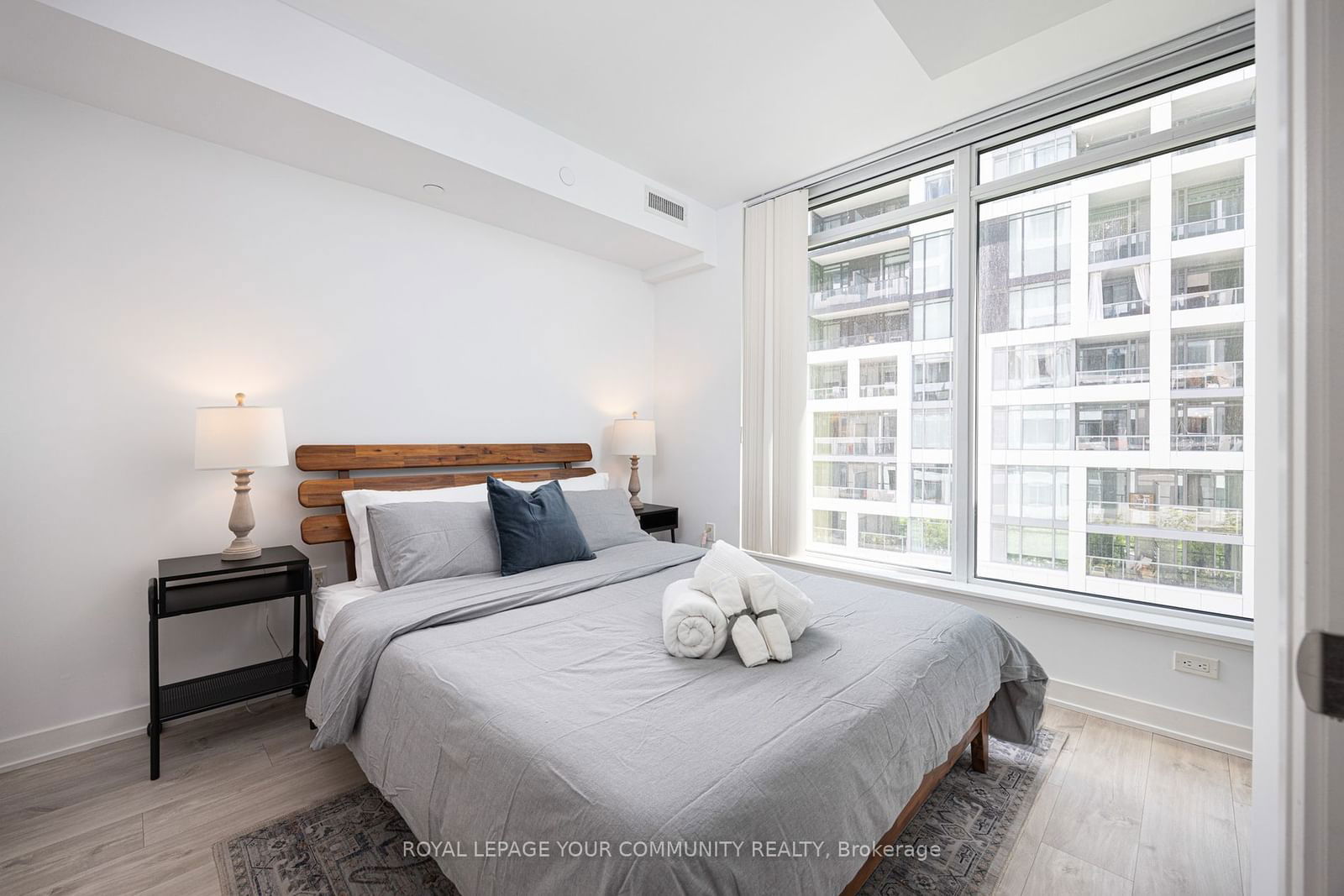 27 Bathurst St, unit 517W for sale