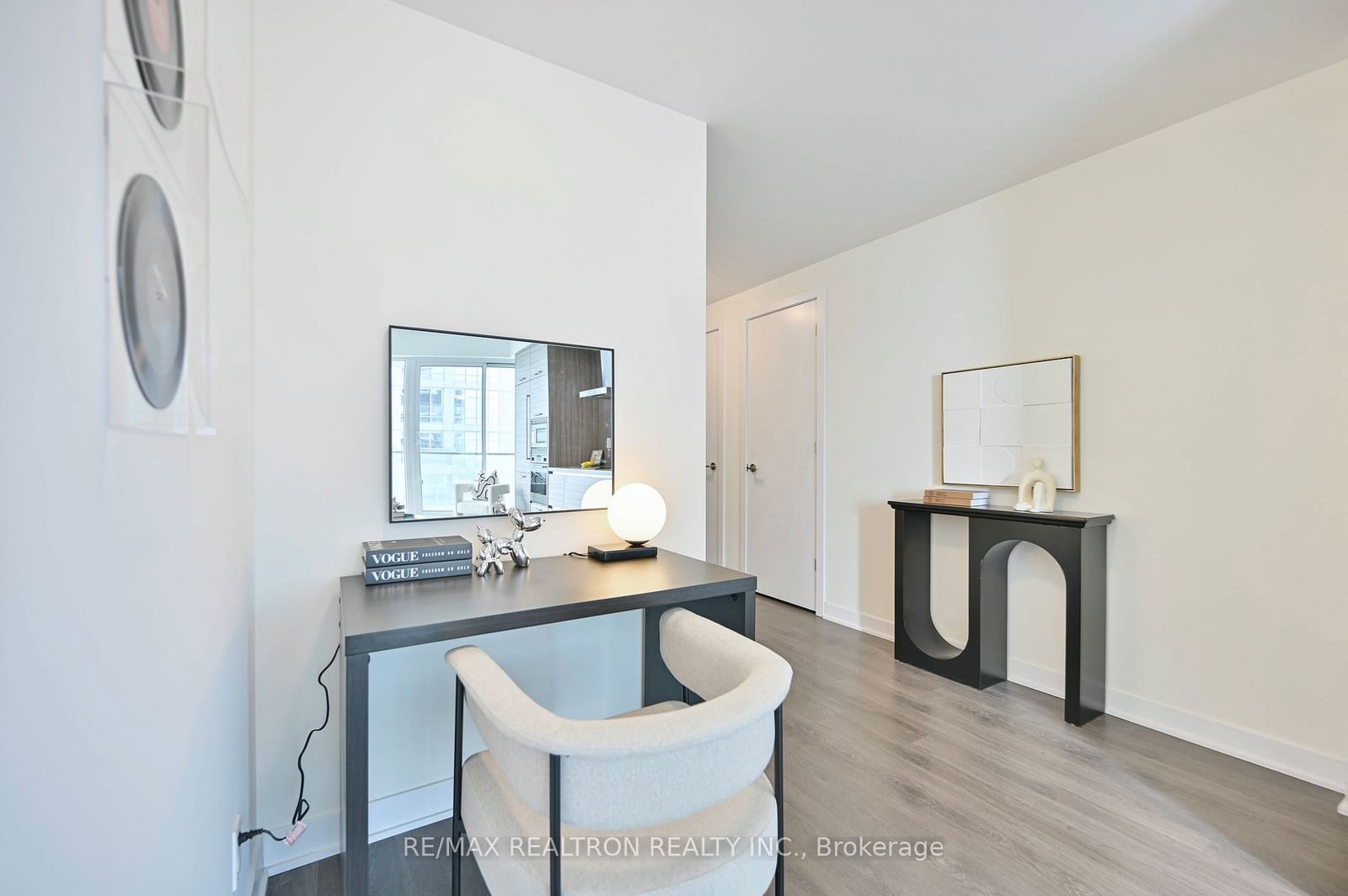 2221 Yonge St, unit 4205 for sale