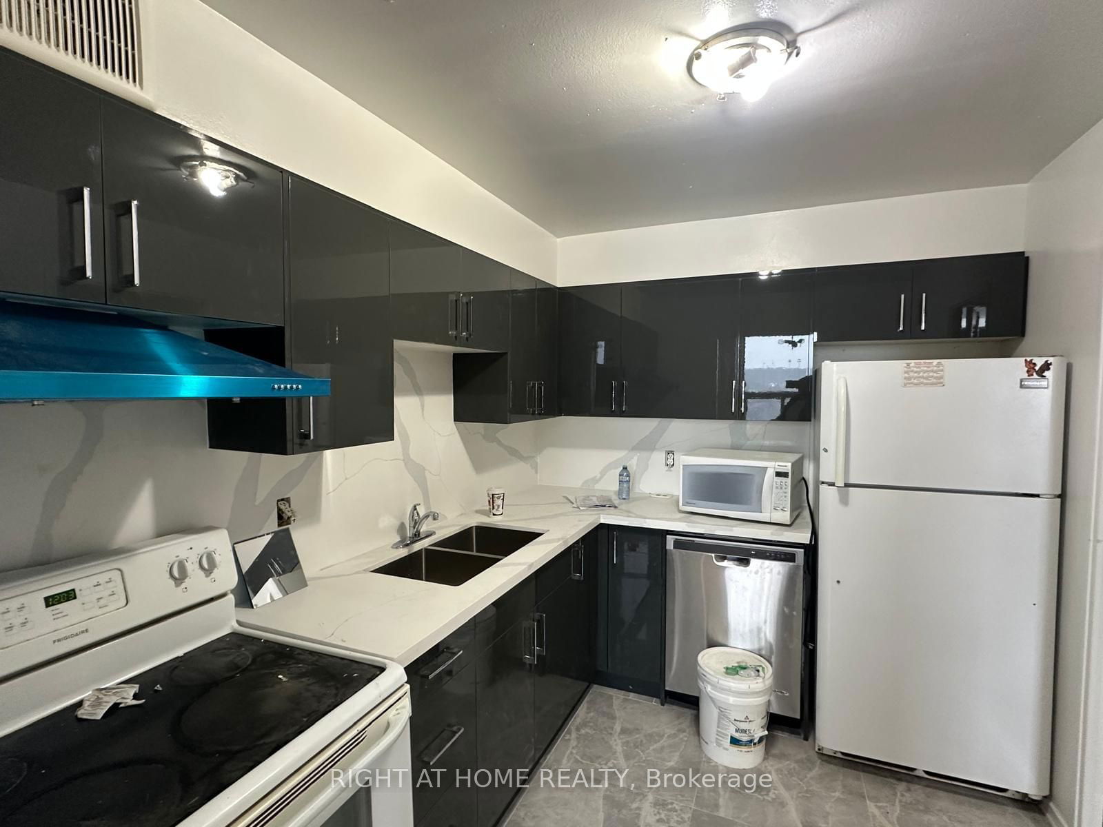 20 Edgecliff Gfwy, unit 1403 for rent