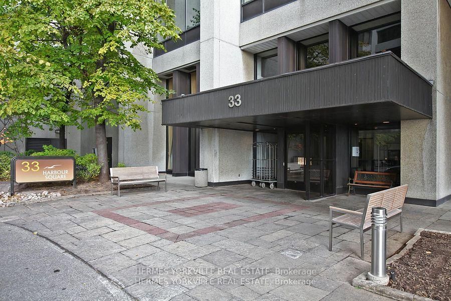 33 Harbour Sq, unit 823 for rent