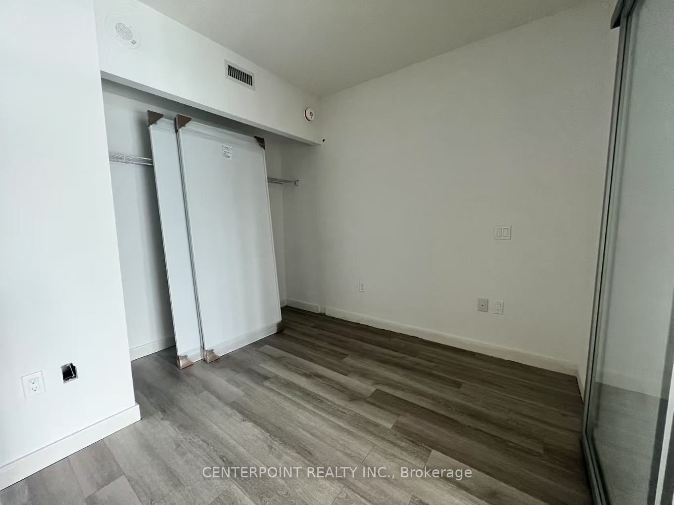 230 Simcoe St, unit 2717 for rent