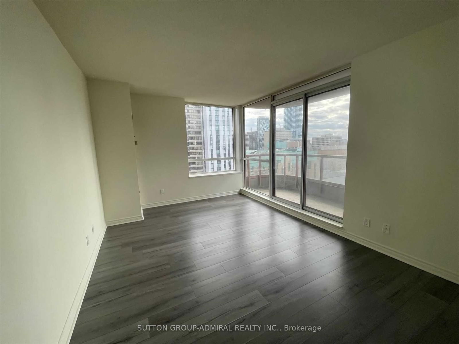 736 Bay St, unit 605 for rent