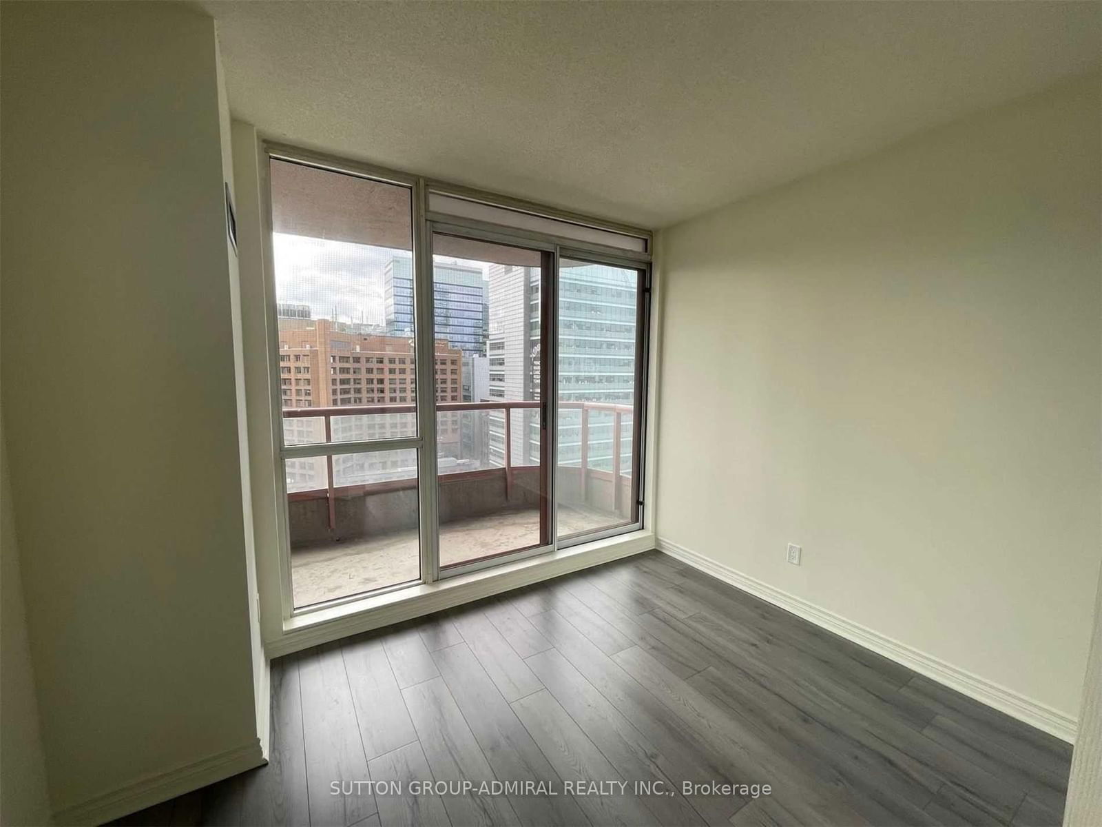 736 Bay St, unit 605 for rent