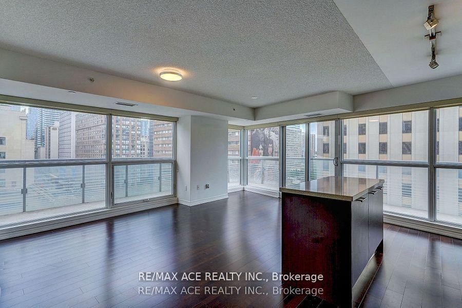 386 Yonge St, unit 702 for sale