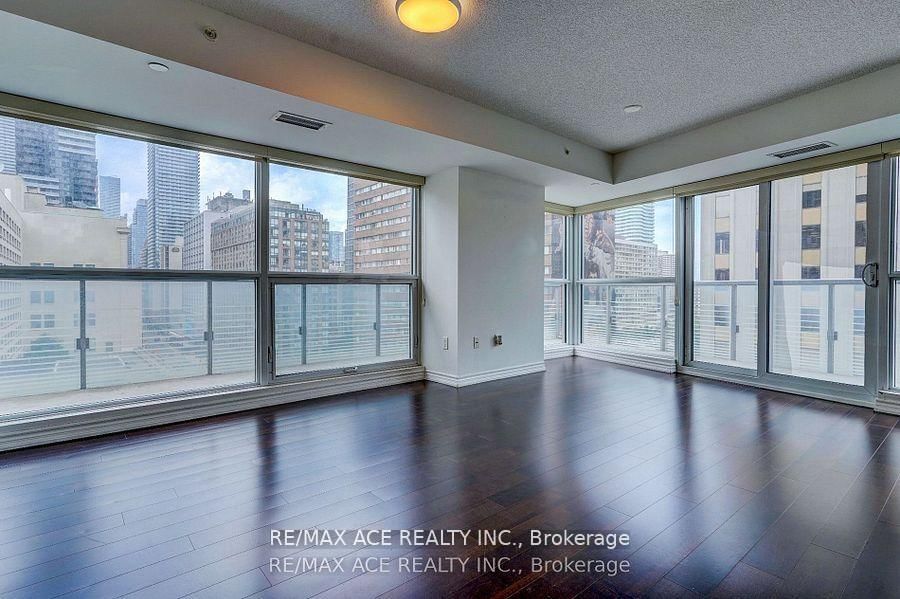 386 Yonge St, unit 702 for sale