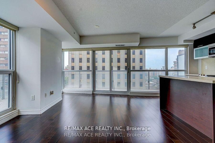 386 Yonge St, unit 702 for sale