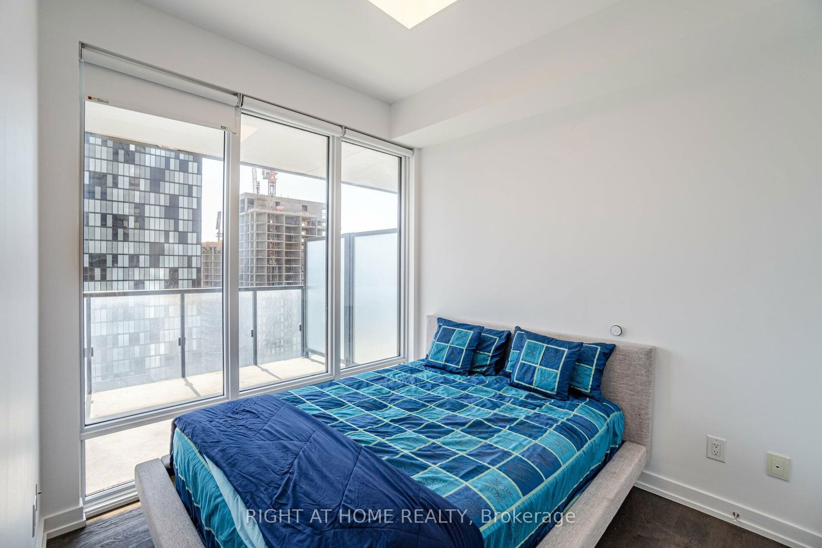 488 University Ave, unit 2507 for sale