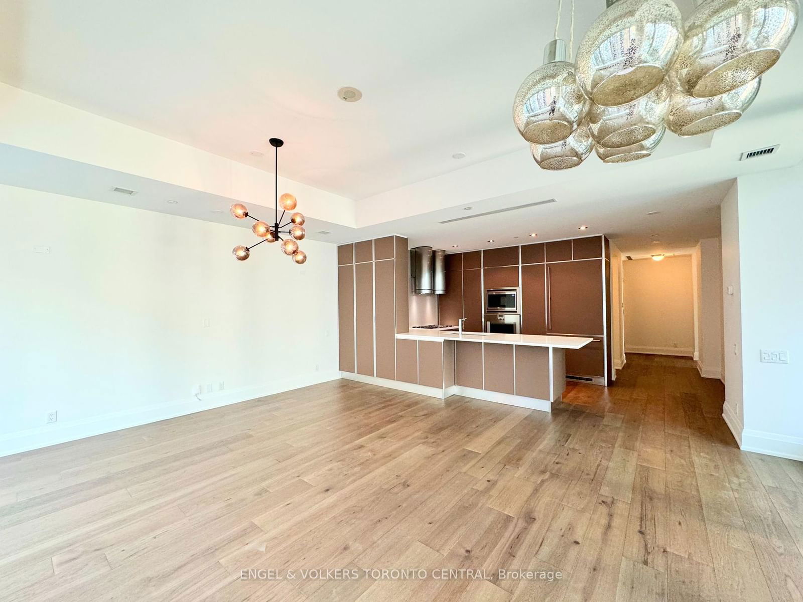 77 Charles St W, unit 802 for rent