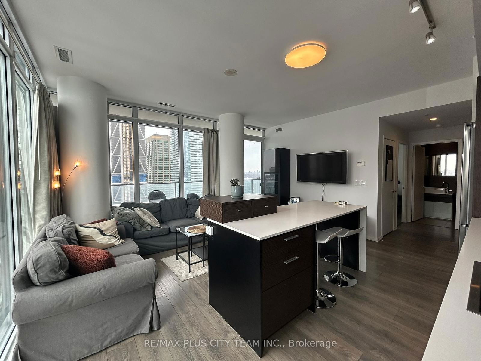 75 St Nicholas St E, unit 2607 for rent