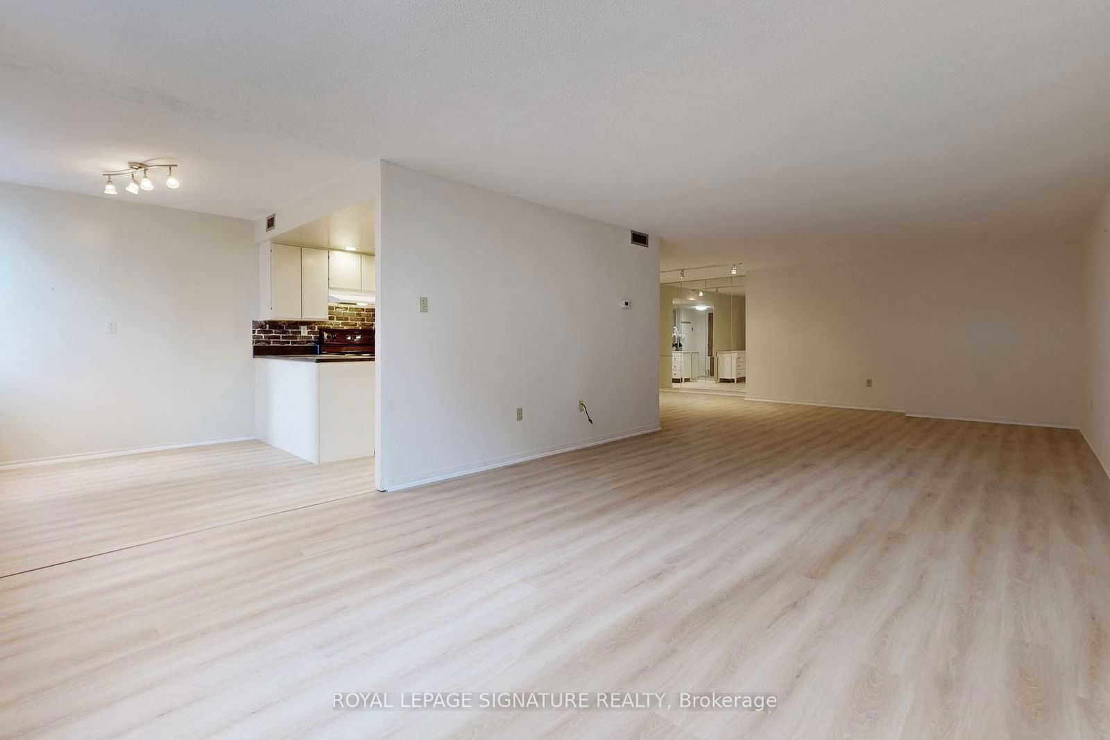 360 Bloor St E, unit 1107 for sale