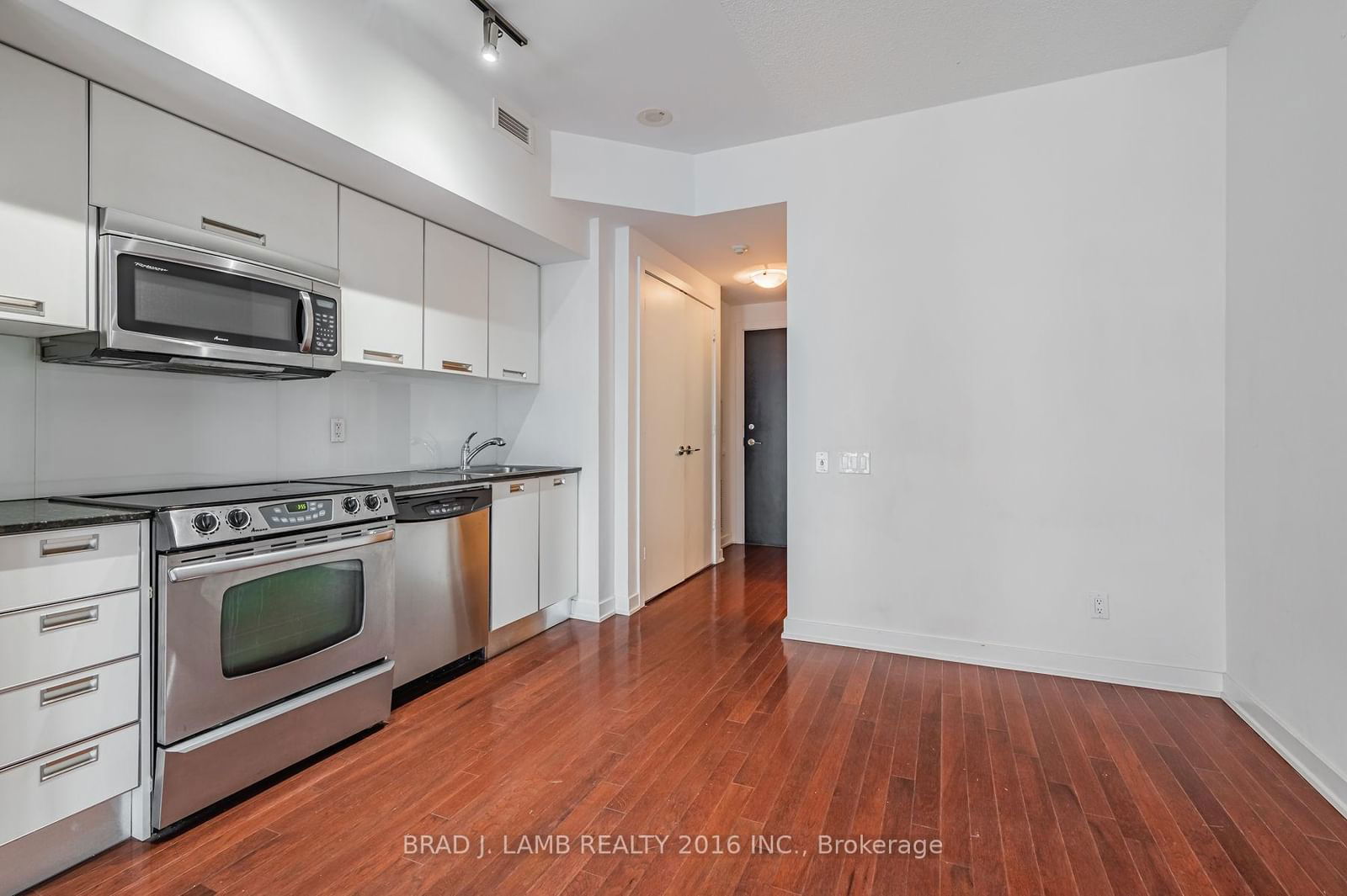 33 CHARLES St E, unit 610 for rent