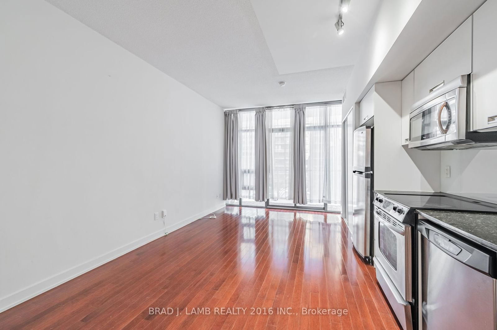 33 CHARLES St E, unit 610 for rent