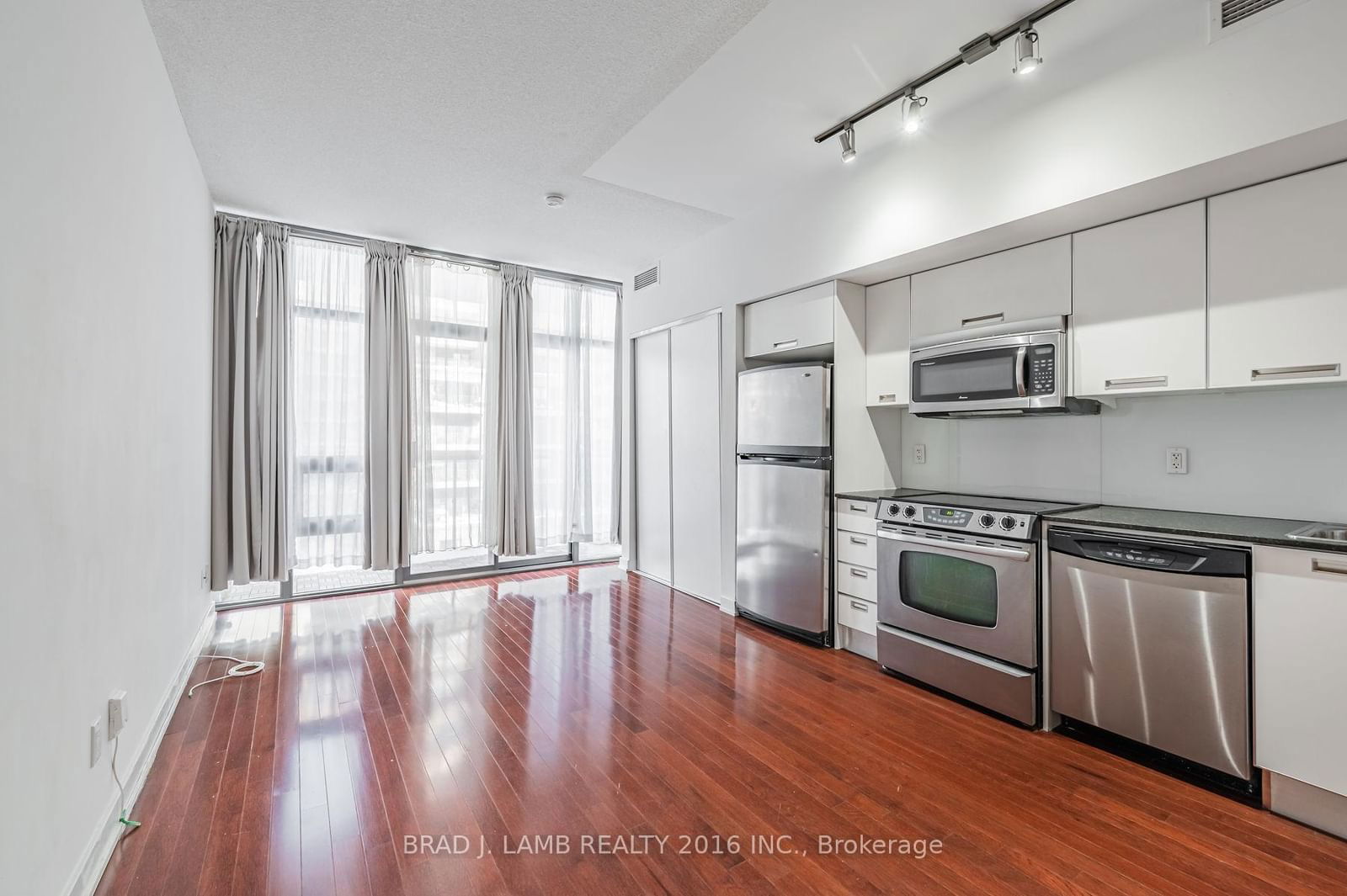 33 CHARLES St E, unit 610 for rent