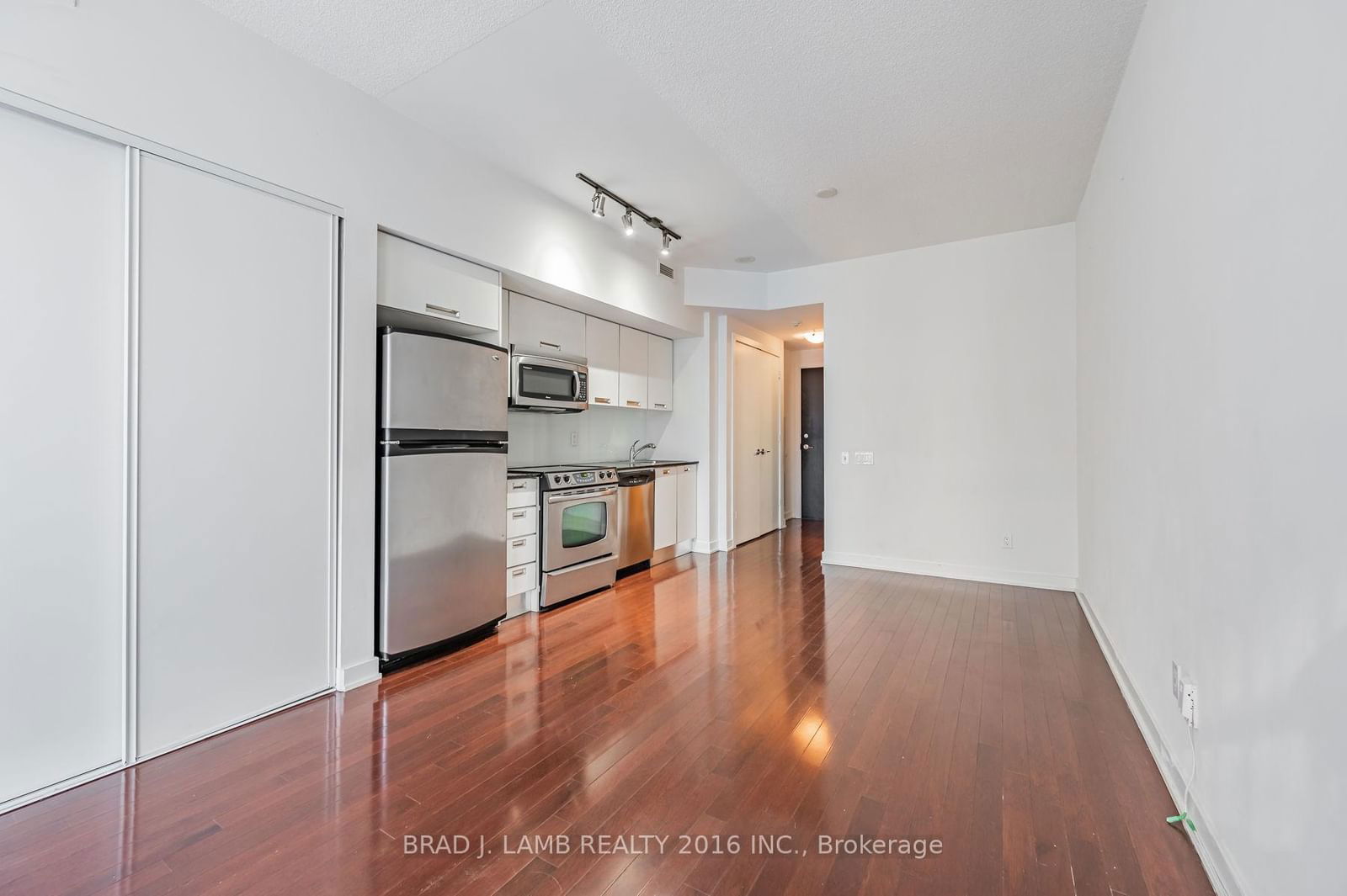 33 CHARLES St E, unit 610 for rent