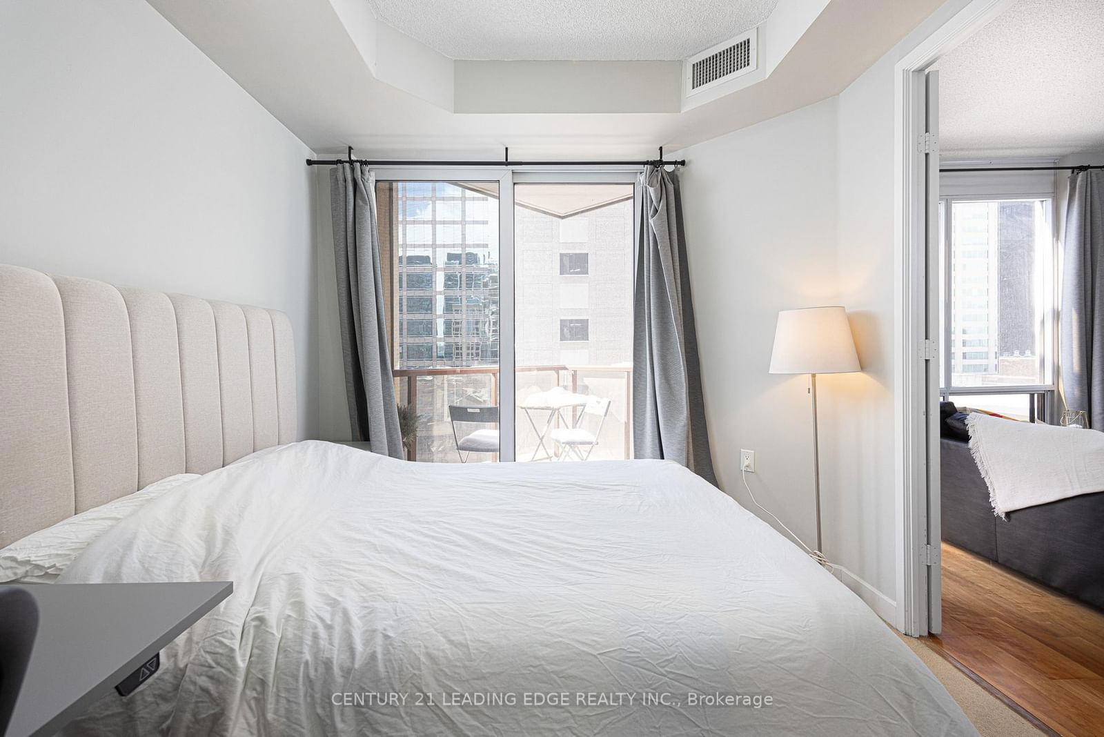 85 Bloor St E, unit 1413 for sale