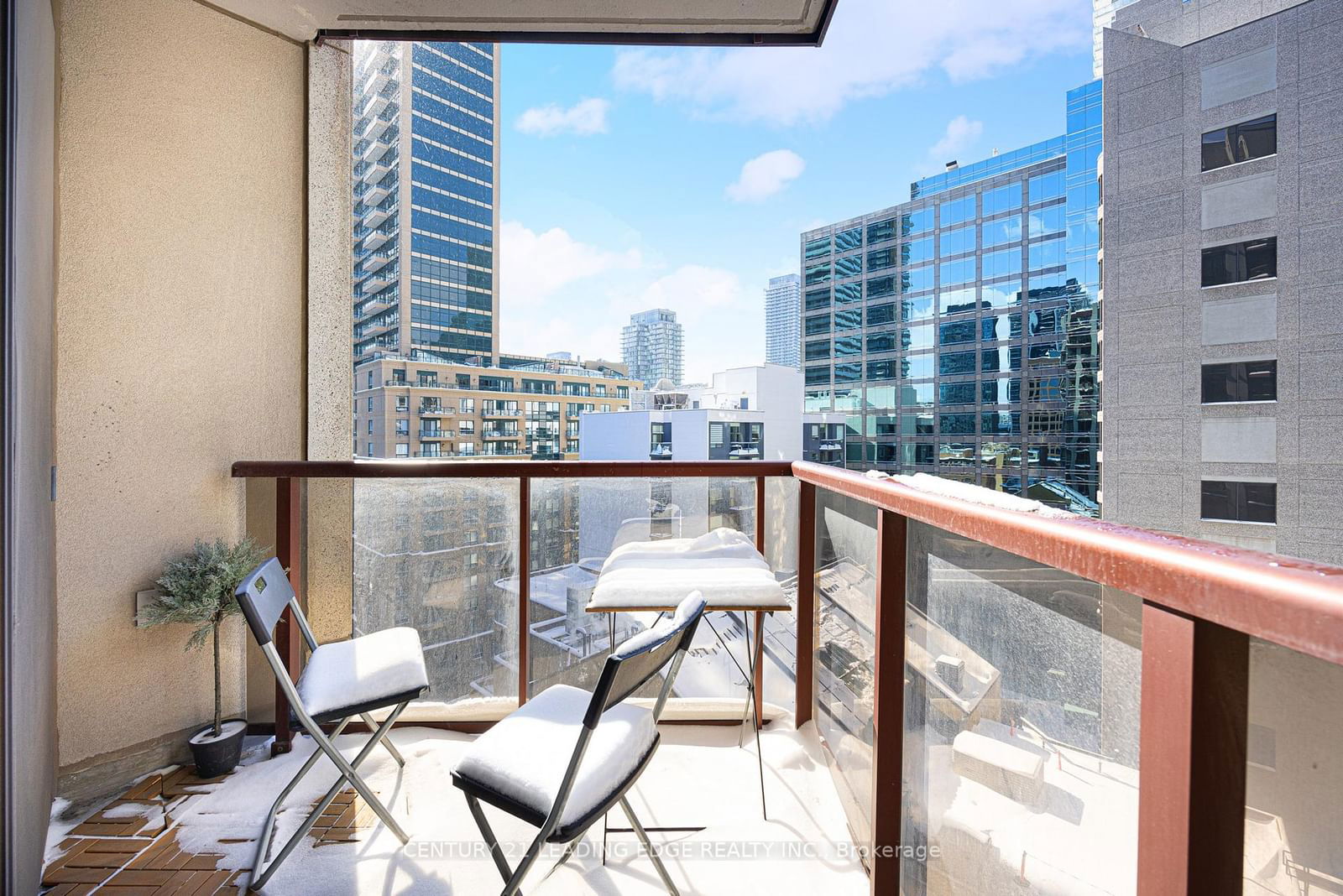 85 Bloor St E, unit 1413 for sale