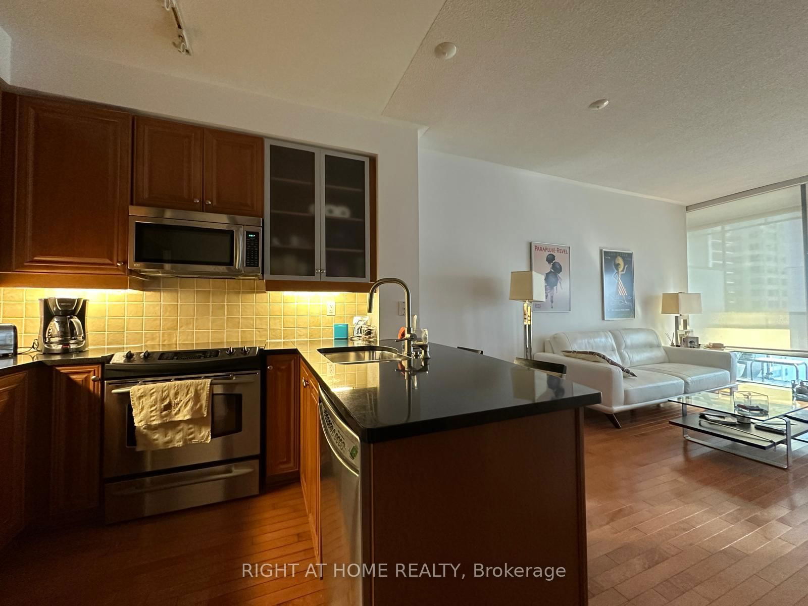 18 Yorkville Ave, unit 1904 for rent