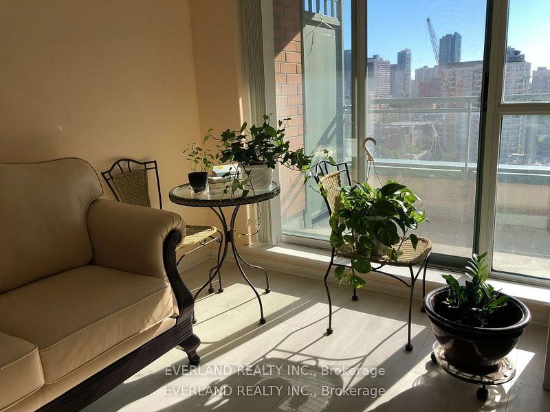 887 Bay St, unit 1503 for rent