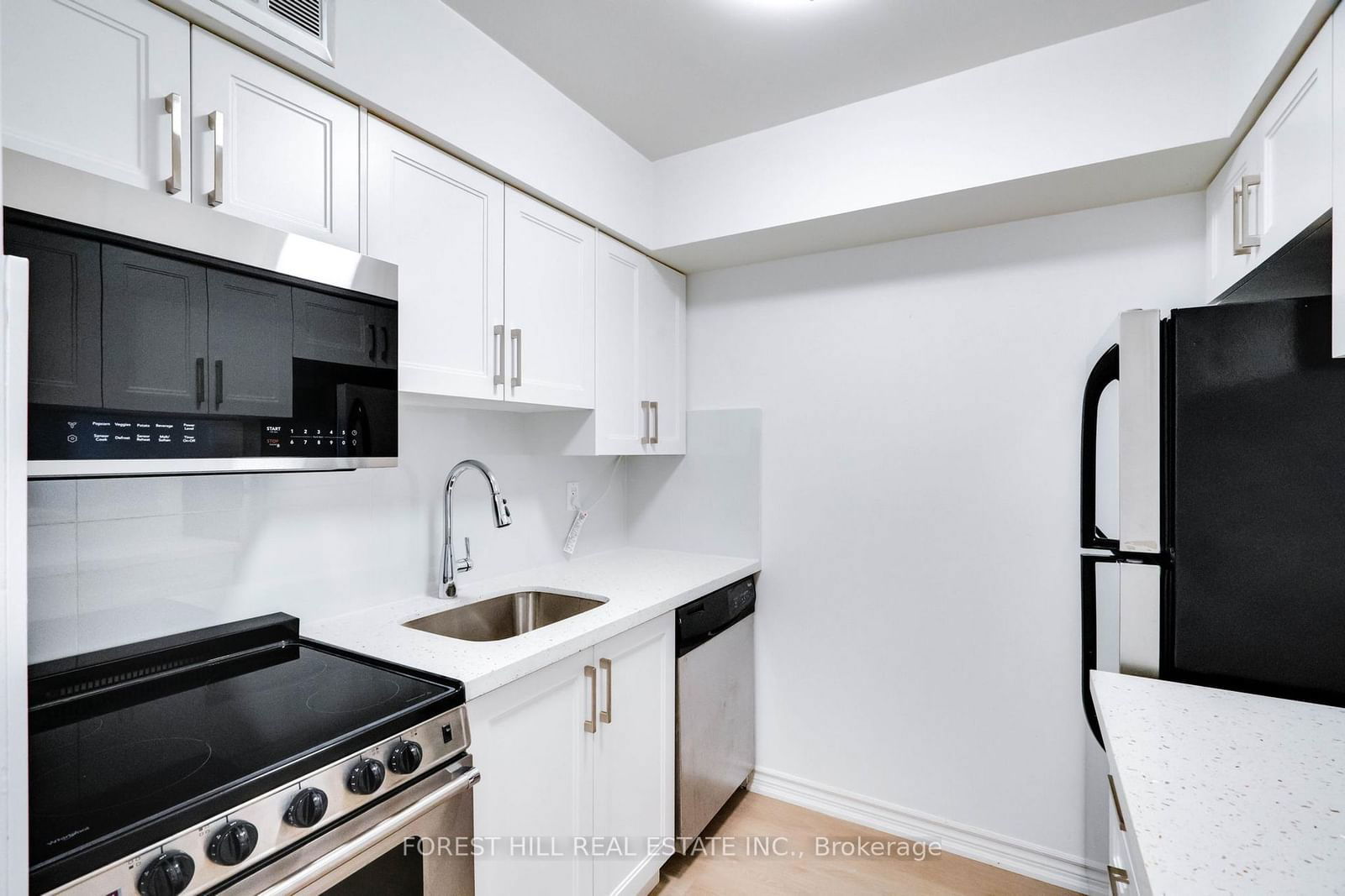 633 Bay St, unit 2212 for rent