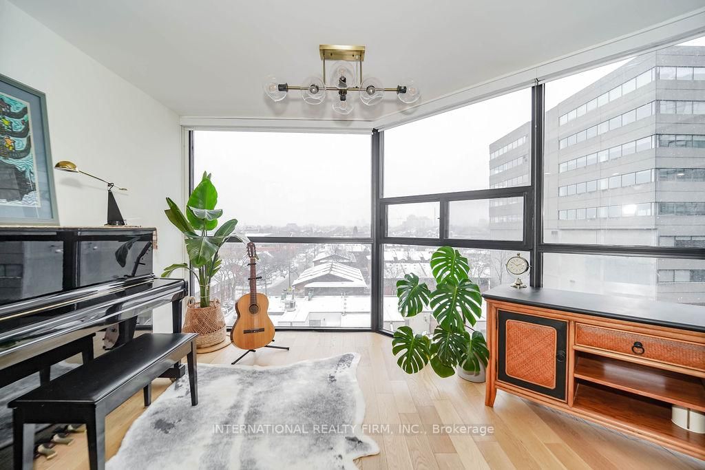 725 King St W, unit 811 for sale