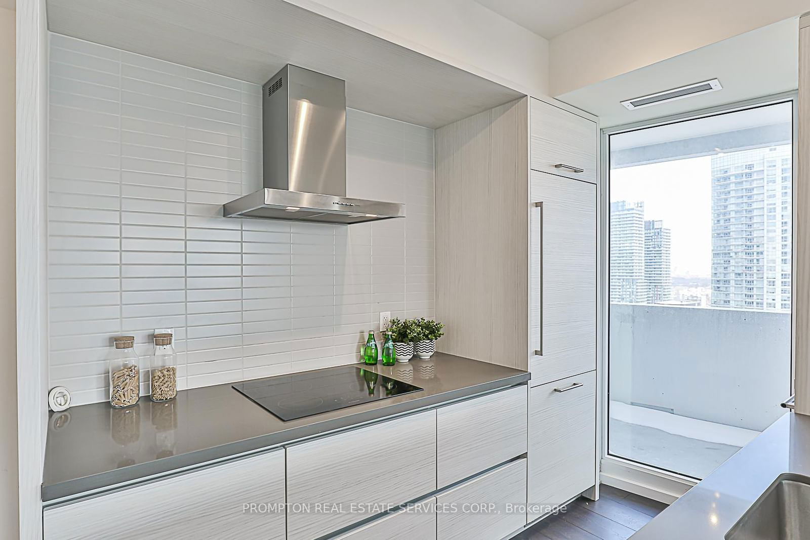 2221 YONGE St, unit 2203 for sale