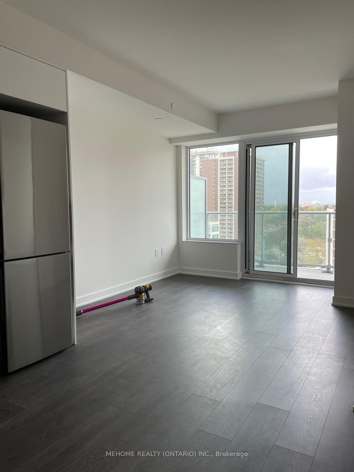 99 Broadway Ave, unit 1011 Nt for rent