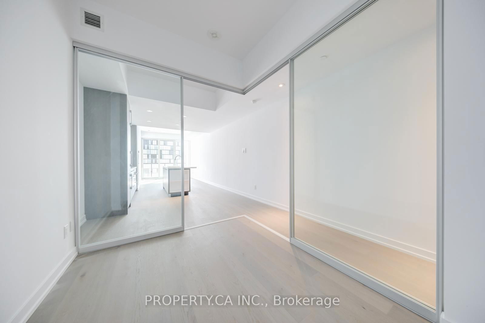 488 University Ave, unit 2708 for rent