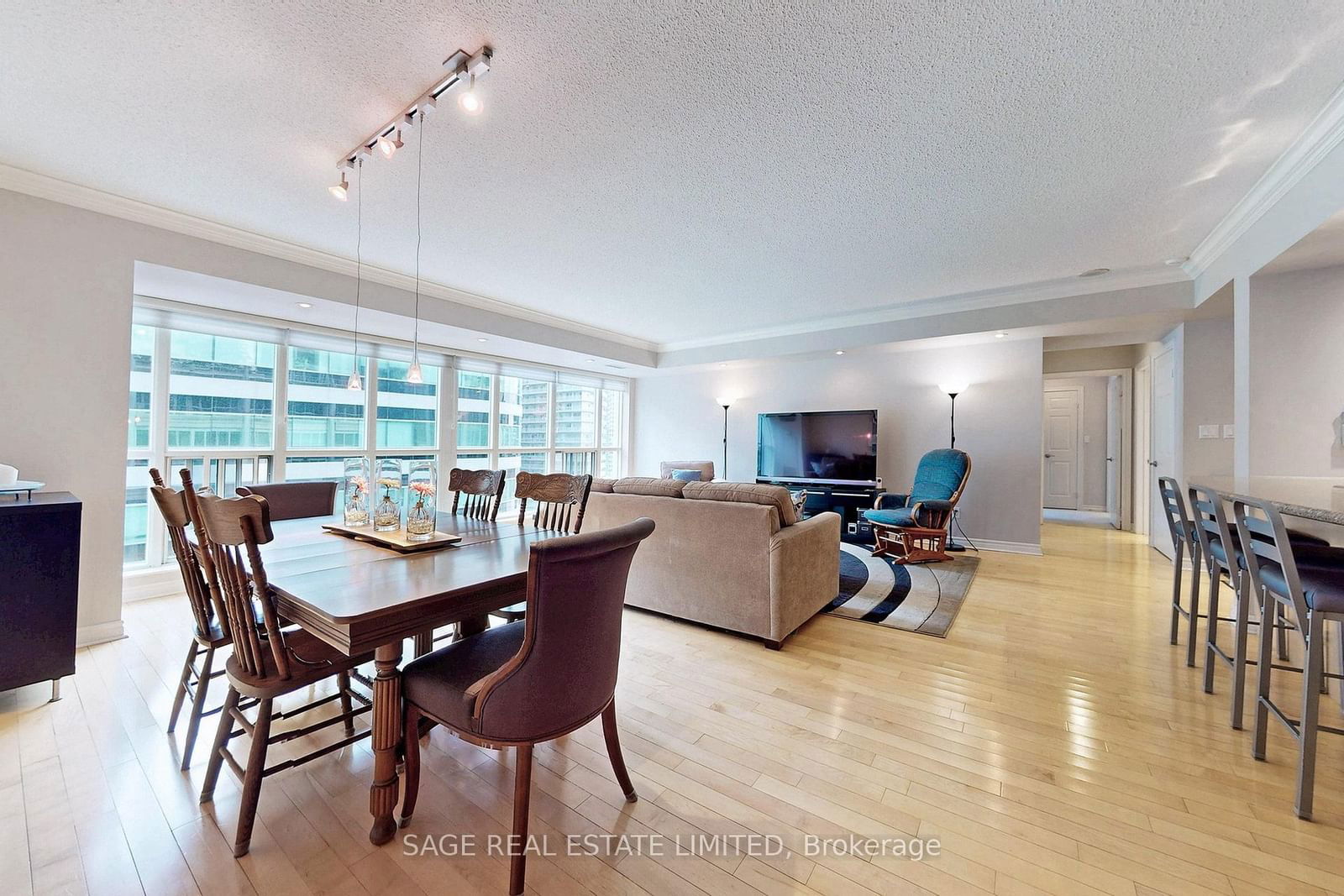 270 Wellington St W, unit 1114 for sale