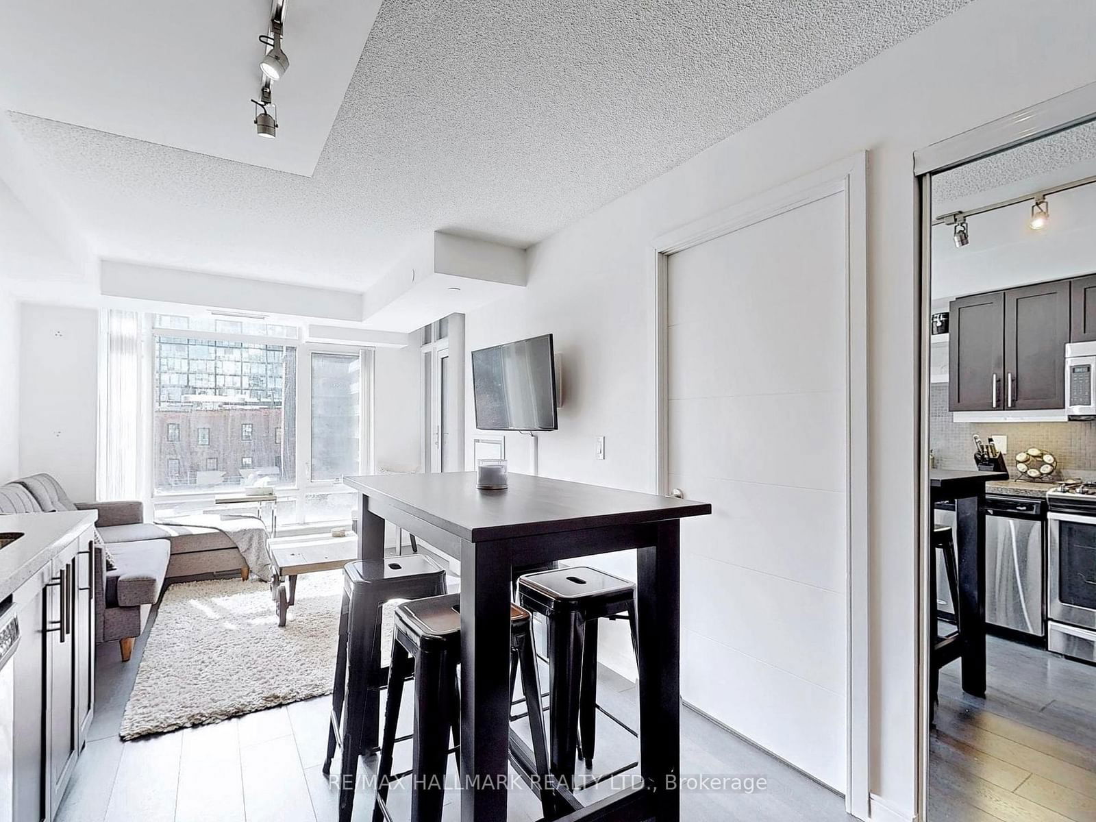 525 Adelaide St W, unit 517 for rent