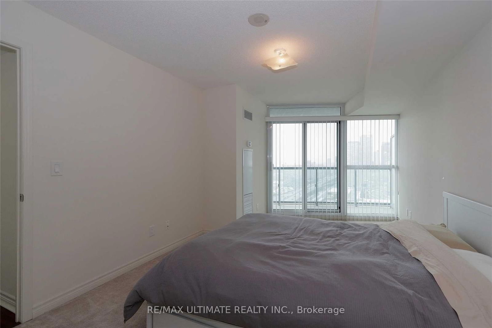 19 Grand Trunk Cres, unit 2711 for rent