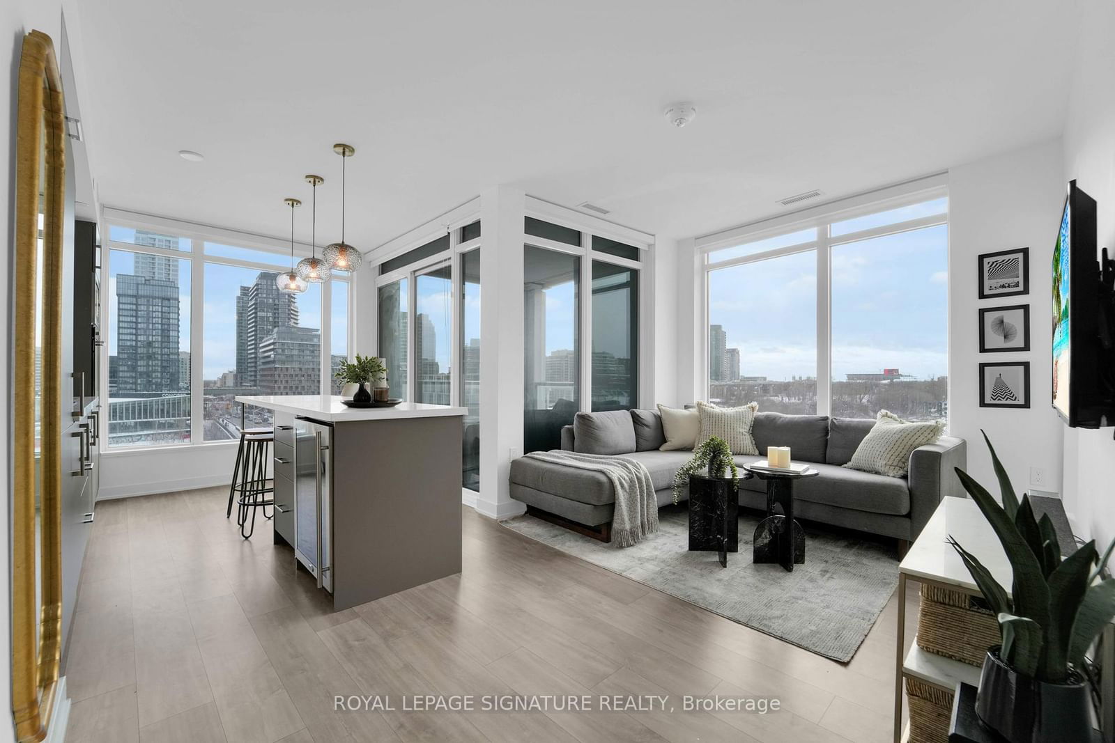 27 Bathurst St, unit 406 for sale