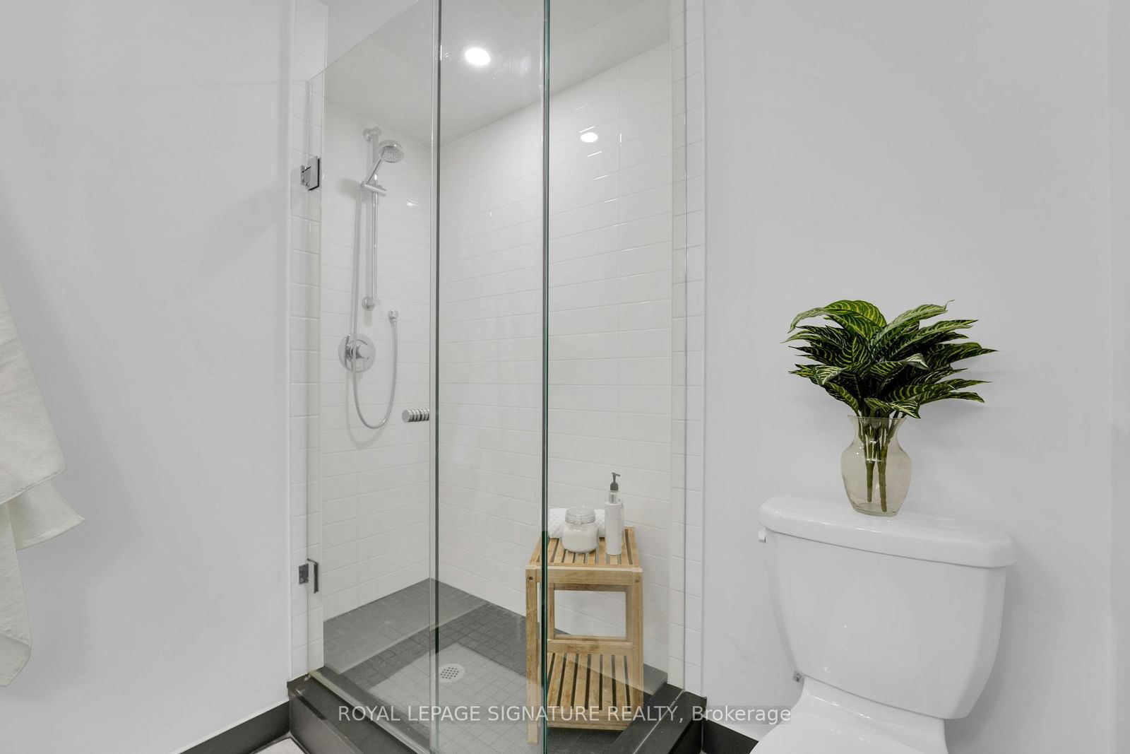 27 Bathurst St, unit 406 for sale