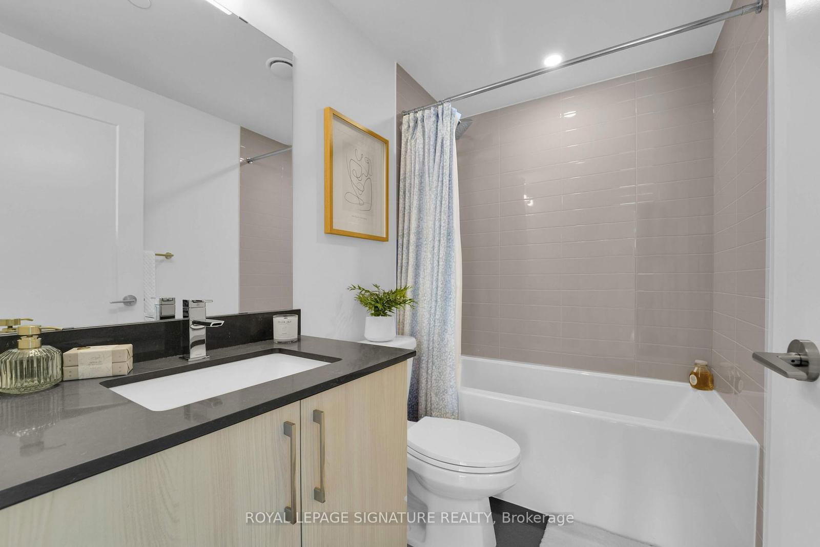 27 Bathurst St, unit 406 for sale