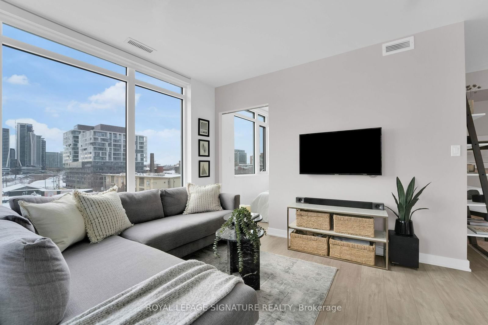 27 Bathurst St, unit 406 for sale