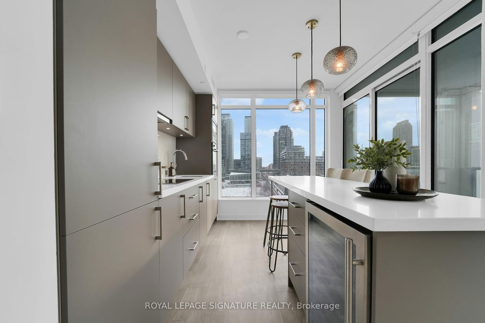 27 Bathurst St, unit 406 for sale