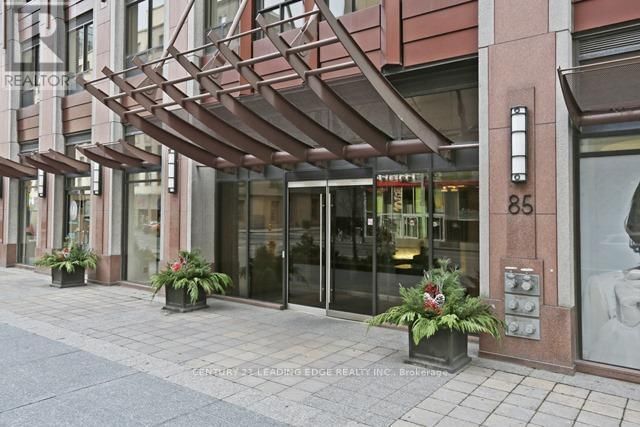 85 Bloor St E, unit 814 for rent