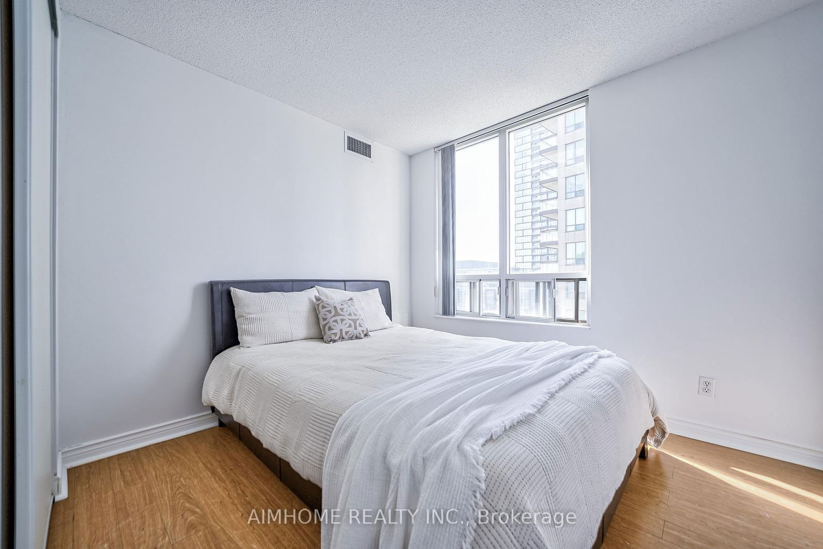 256 Doris Ave, unit 710 for sale