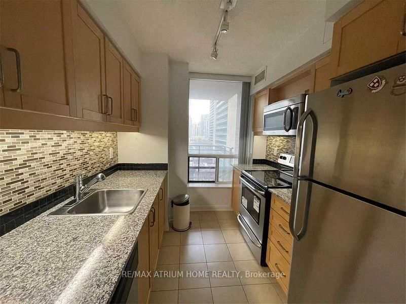 33 Sheppard Ave E, unit 808 for rent