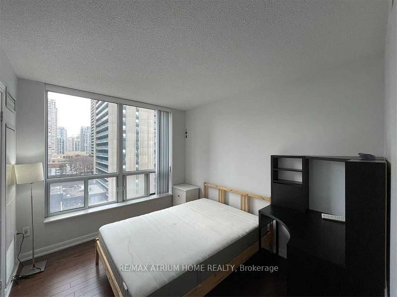 33 Sheppard Ave E, unit 808 for rent