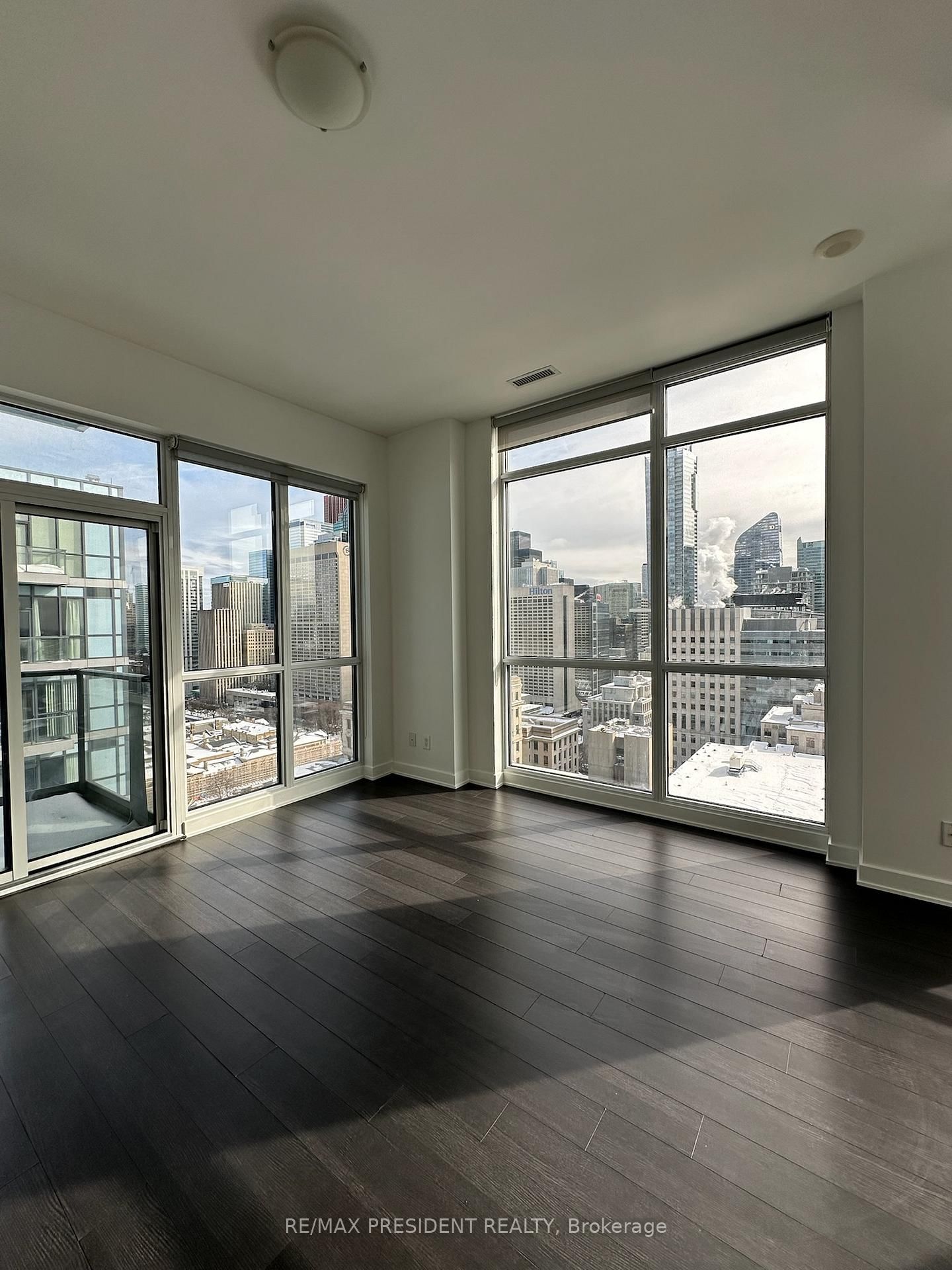 210 Simcoe St, unit 2402 for rent