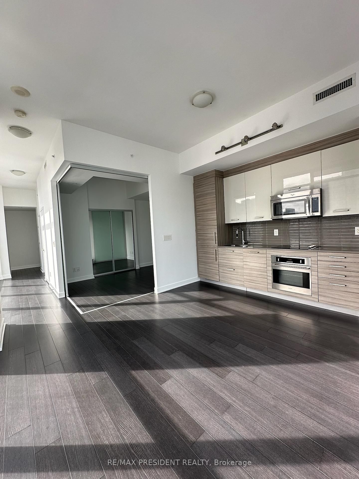 210 Simcoe St, unit 2402 for rent