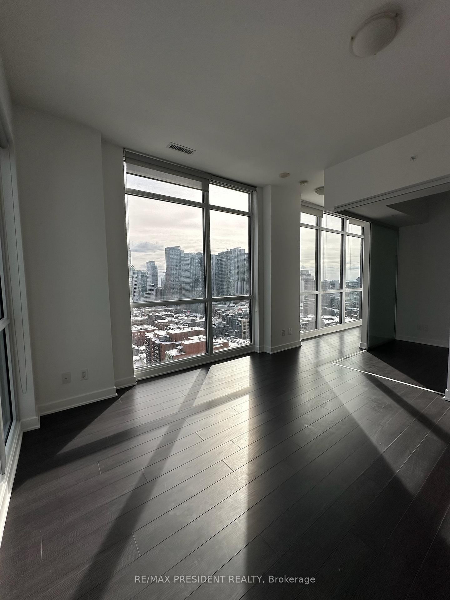 210 Simcoe St, unit 2402 for rent