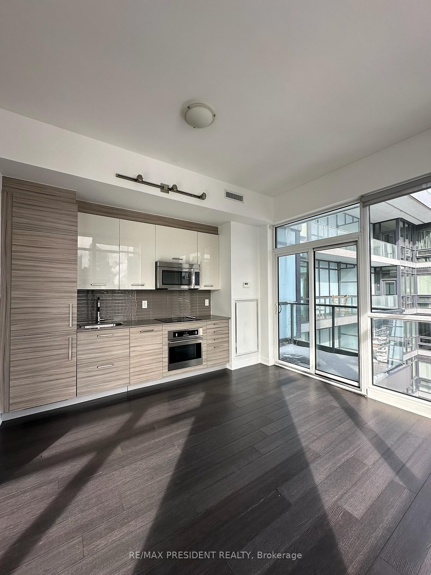 210 Simcoe St, unit 2402 for rent