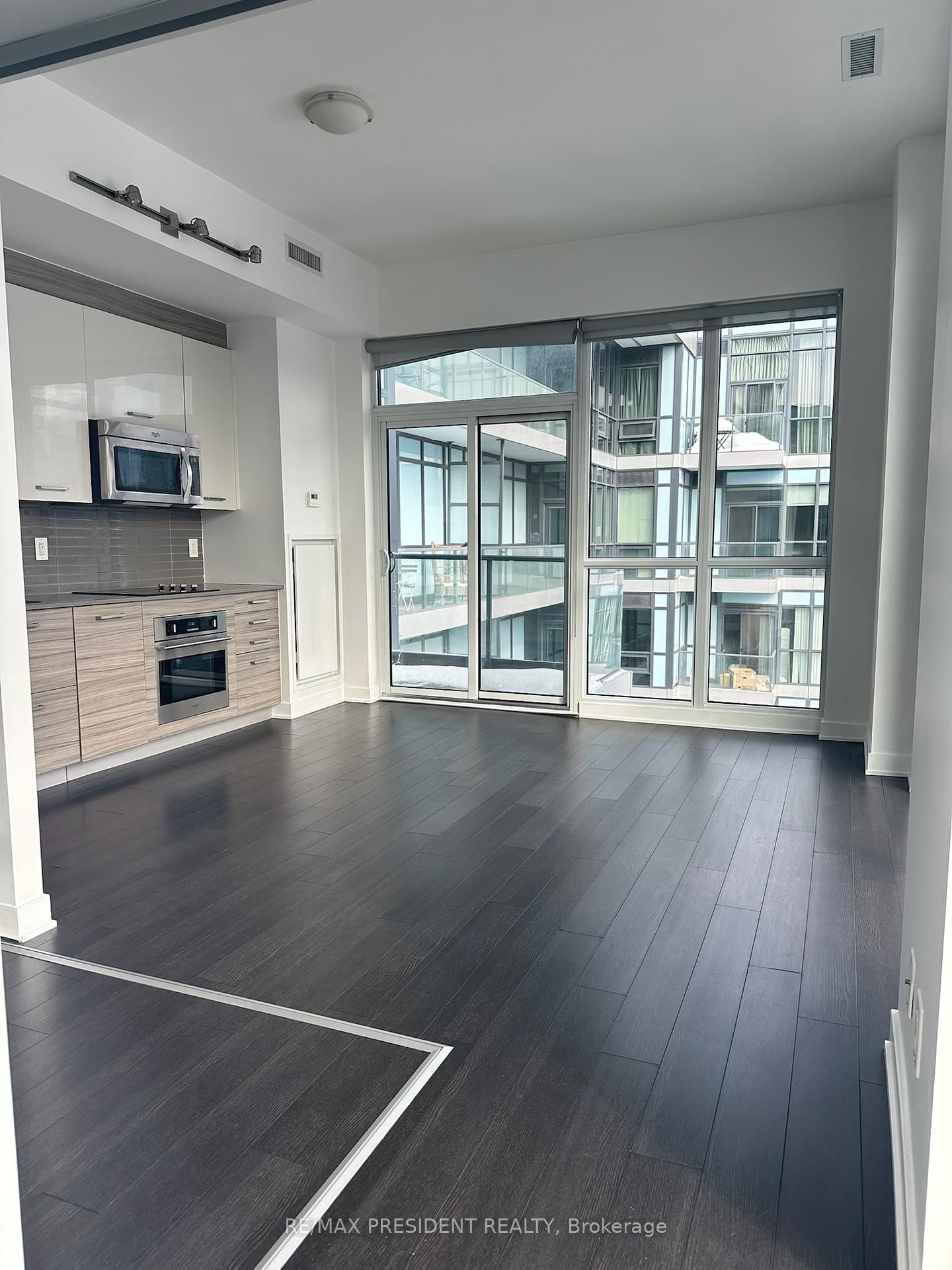 210 Simcoe St, unit 2402 for rent