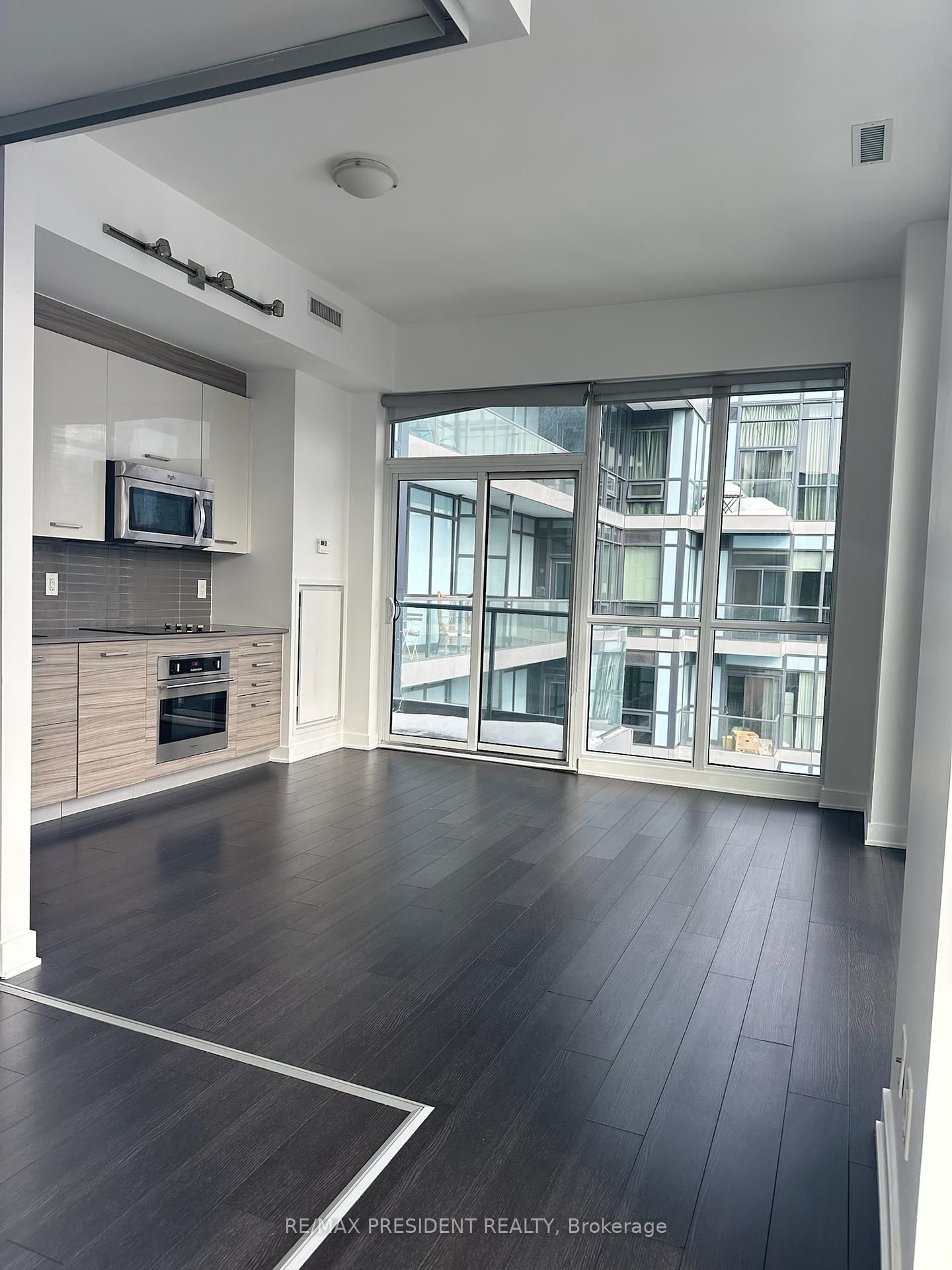 210 Simcoe St, unit 2402 for rent